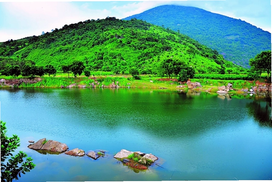 Hoạt động vui chơi và thư giãn bên Hồ Núi Đá