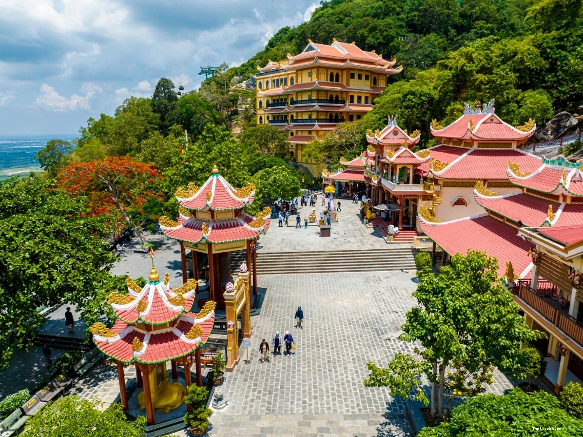 Không có khách sạn trên đỉnh núi Bà Đen