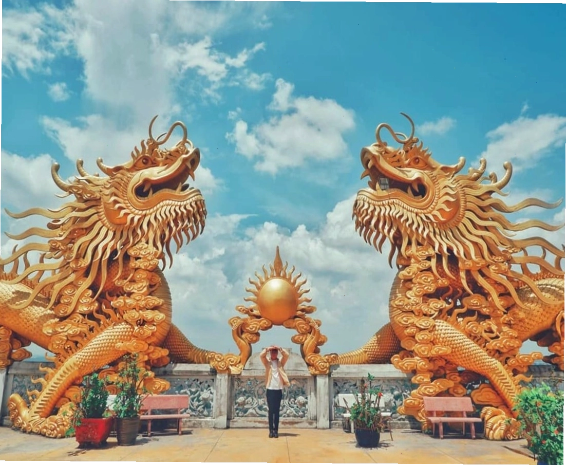 Không gian trang nghiêm bên trong chánh điện chùa Núi Châu Thới