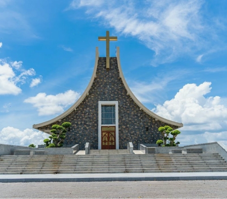 Không gian xanh mát bao quanh Đức Mẹ Núi Cúi
