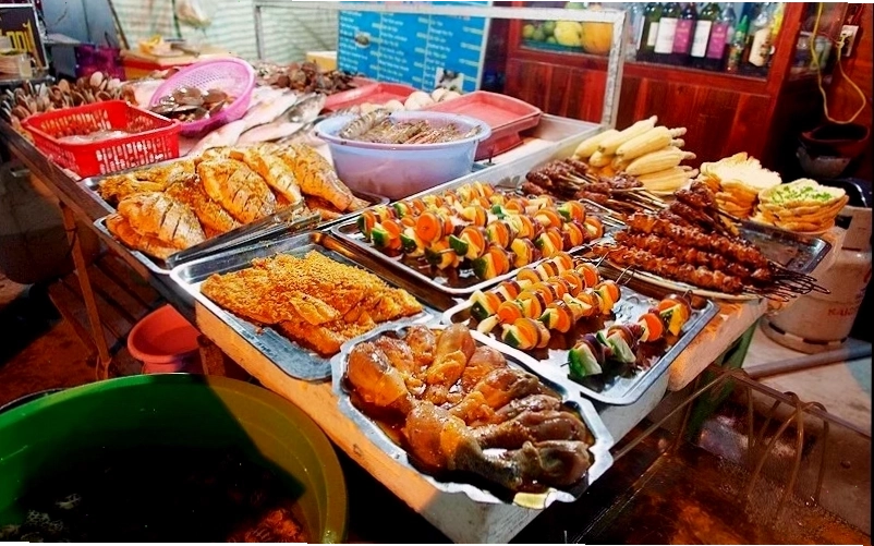 Không khí nhộn nhịp tại chợ đêm Nha Trang