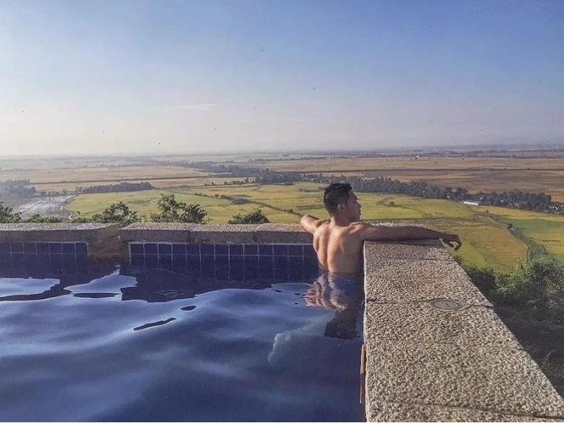 Khu vực hồ bơi sang trọng tại Victoria Núi Sam Lodge