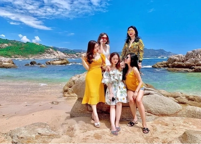 Khung cảnh biển Cam Ranh vào mùa khô với nắng vàng rực rỡ