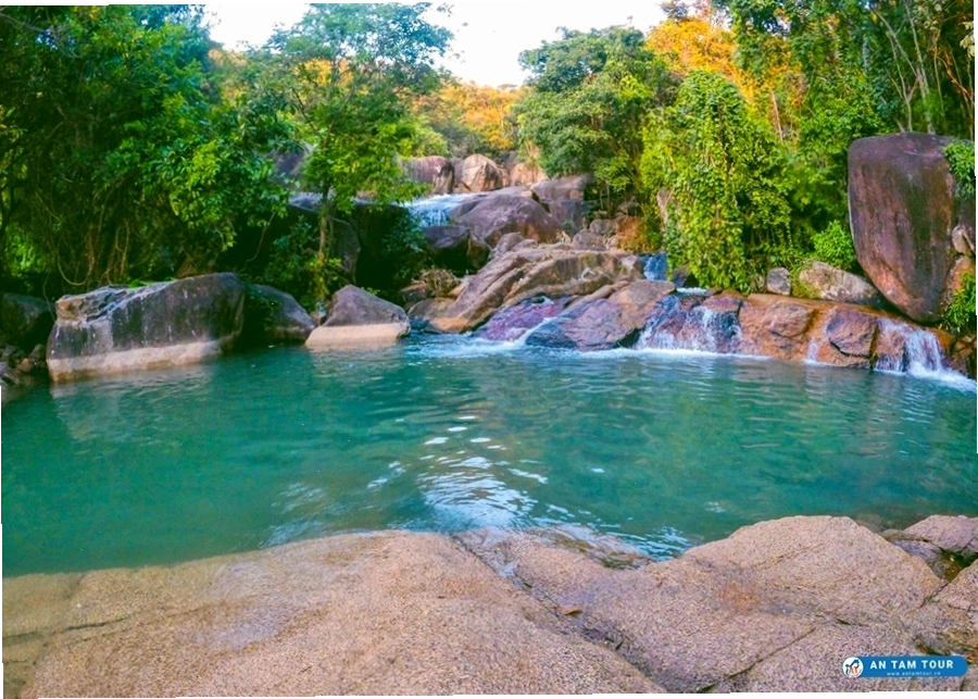 Khung cảnh thiên nhiên hoang sơ tại Suối Tiên Núi Dinh