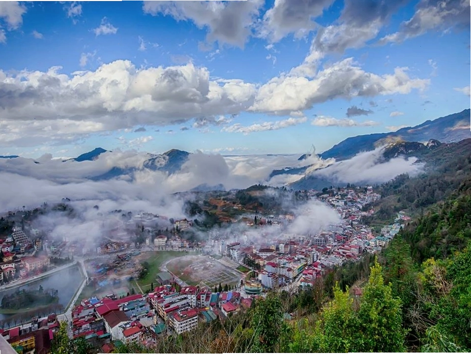 Khung cảnh thiên nhiên hùng vĩ nhìn từ trên cao xuống thị trấn Sapa