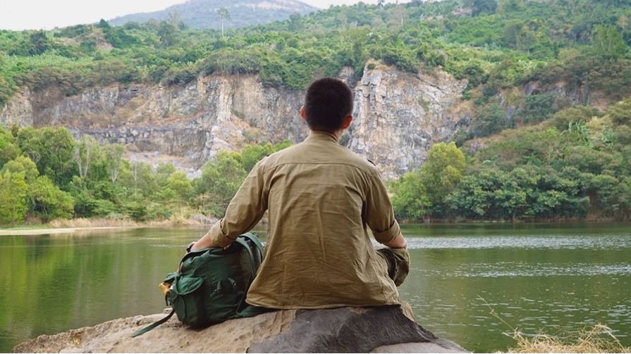 Khung cảnh thiên nhiên hùng vĩ trên đường đi bộ tới Hồ Núi Đá