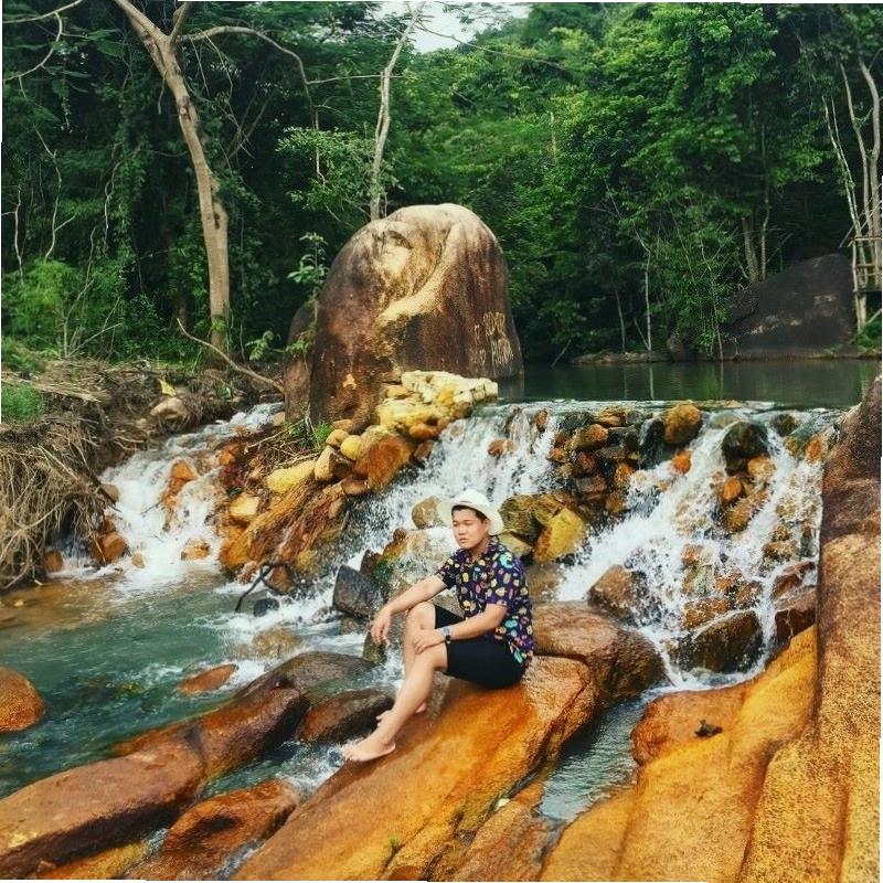 Khung cảnh thiên nhiên tươi xanh bao quanh Suối Tiên Núi Dinh