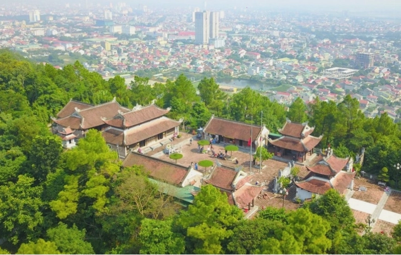 Khung cảnh thiên nhiên xanh mát bao quanh Núi Quyết