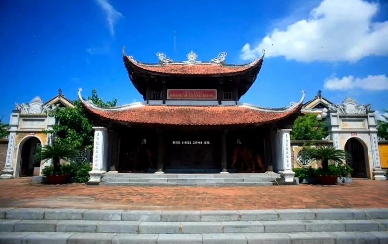 Mặt hồ Núi Quyết phẳng lặng soi bóng cây xanh