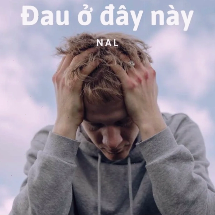 Meme "Đau ở đây này" thể hiện cảm xúc tổn thương hài hước