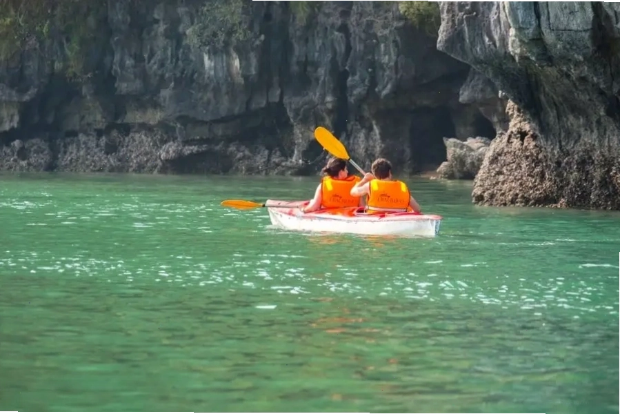 Một trong những bãi biển đẹp tại Cát Bà với làn nước trong xanh