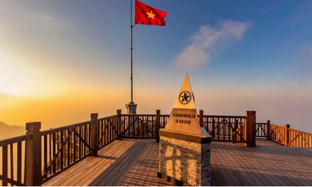 Ngọn núi Fansipan hùng vĩ, nóc nhà Đông Dương nhìn từ xa