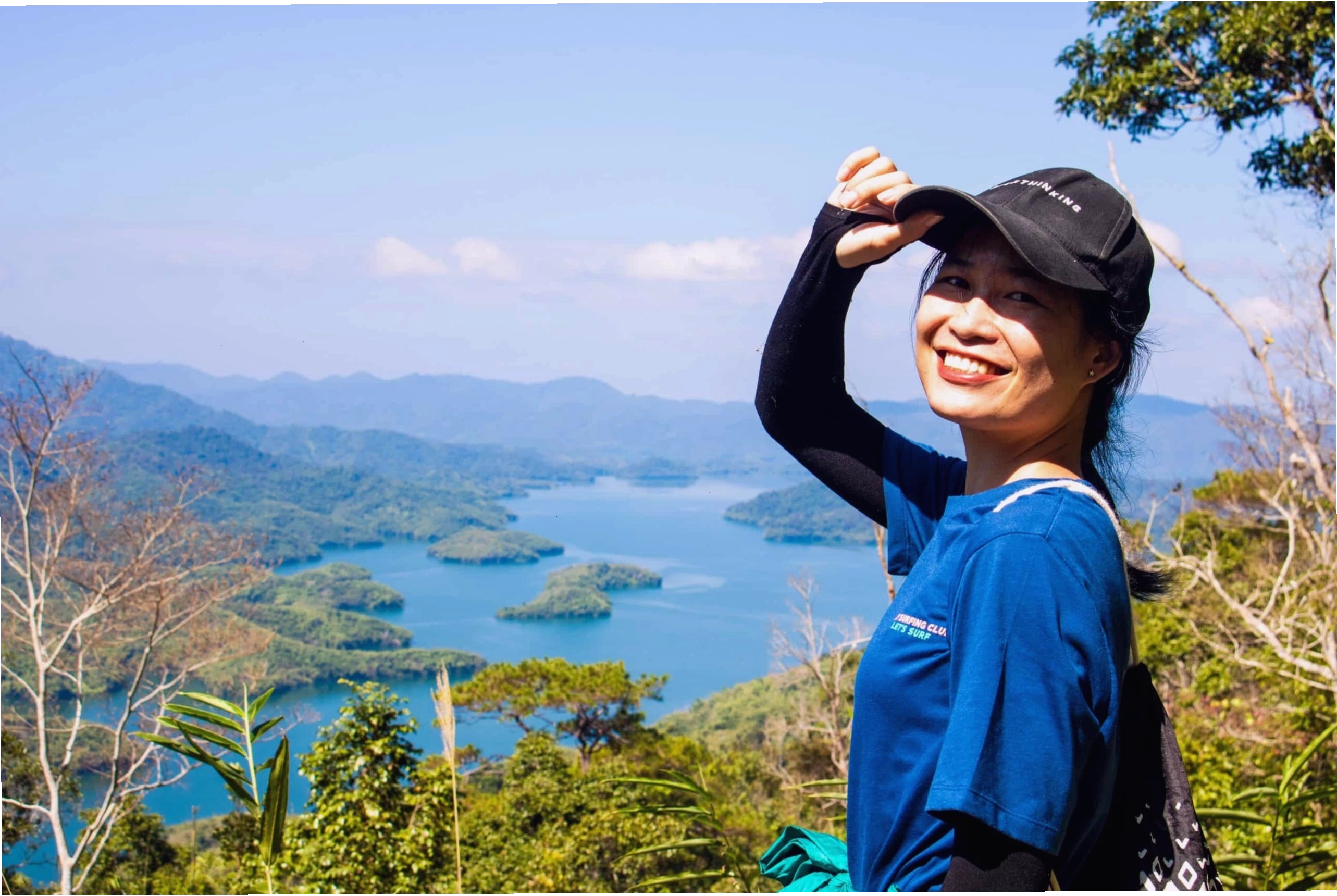 Nhóm du khách tham gia hoạt động trekking tại núi lửa Chư Bluk