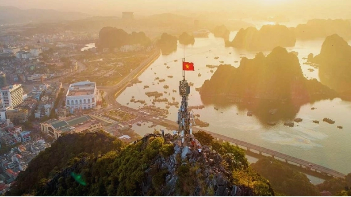 Núi Bài Thơ nhìn từ chân núi