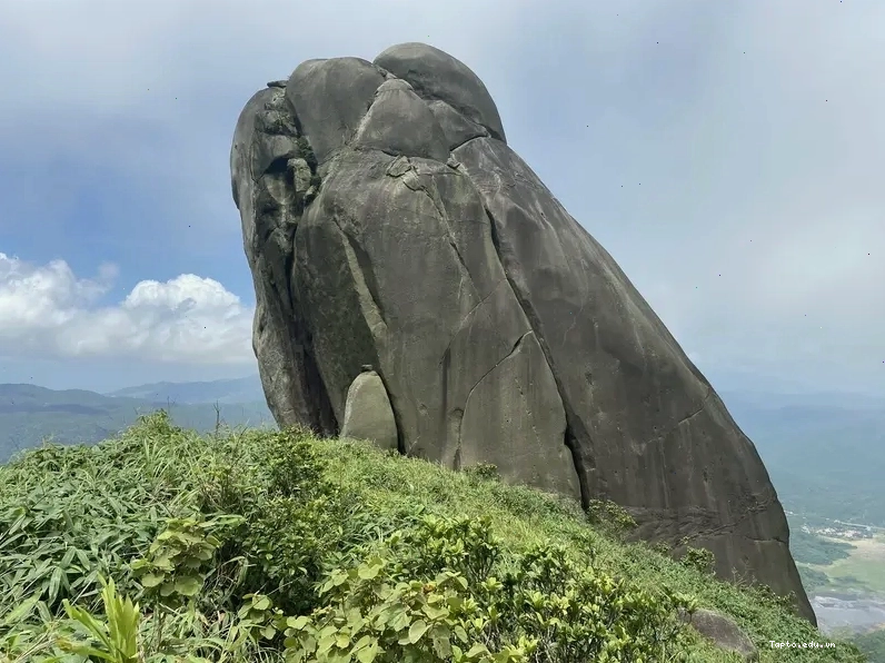 Núi Đá Bia Phú Yên nhìn từ xa với tảng đá bia khổng lồ