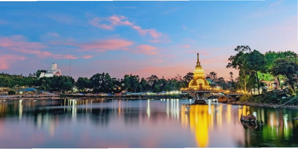 Pho tượng Phật Di Lặc khổng lồ tại chùa Phật Lớn Núi Cấm