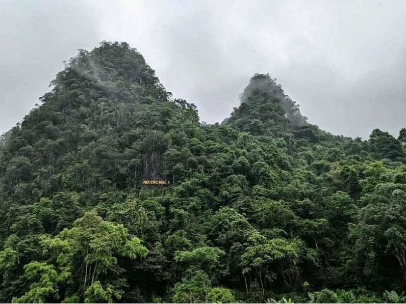 Suối Lênin chảy quanh co dưới chân Núi Các Mác