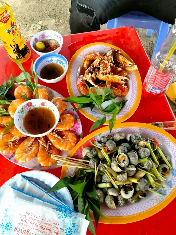 Thưởng thức hải sản tươi ngon tại Biển Cồn Nhàn