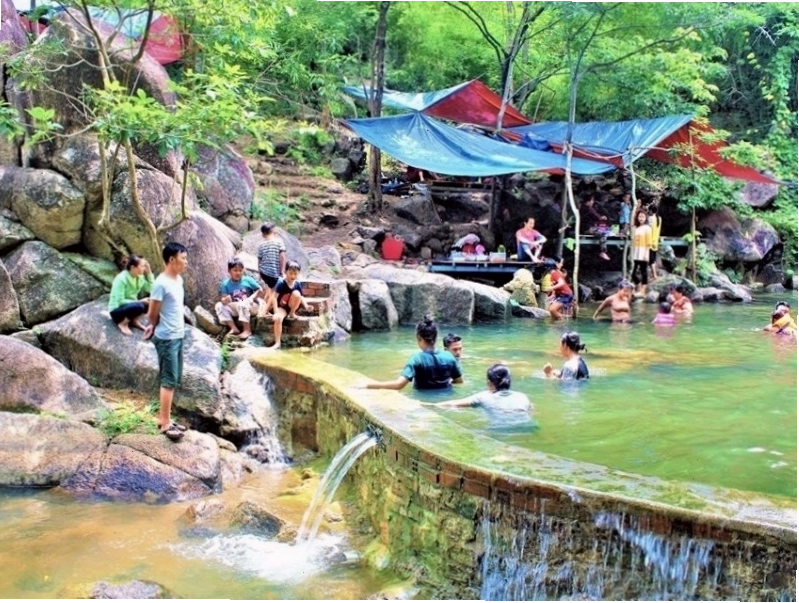 Tổ chức buổi picnic vui vẻ tại Suối Tiên Núi Dinh