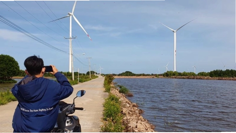Toàn cảnh bãi biển Cánh đồng điện gió với những tua-bin khổng lồ