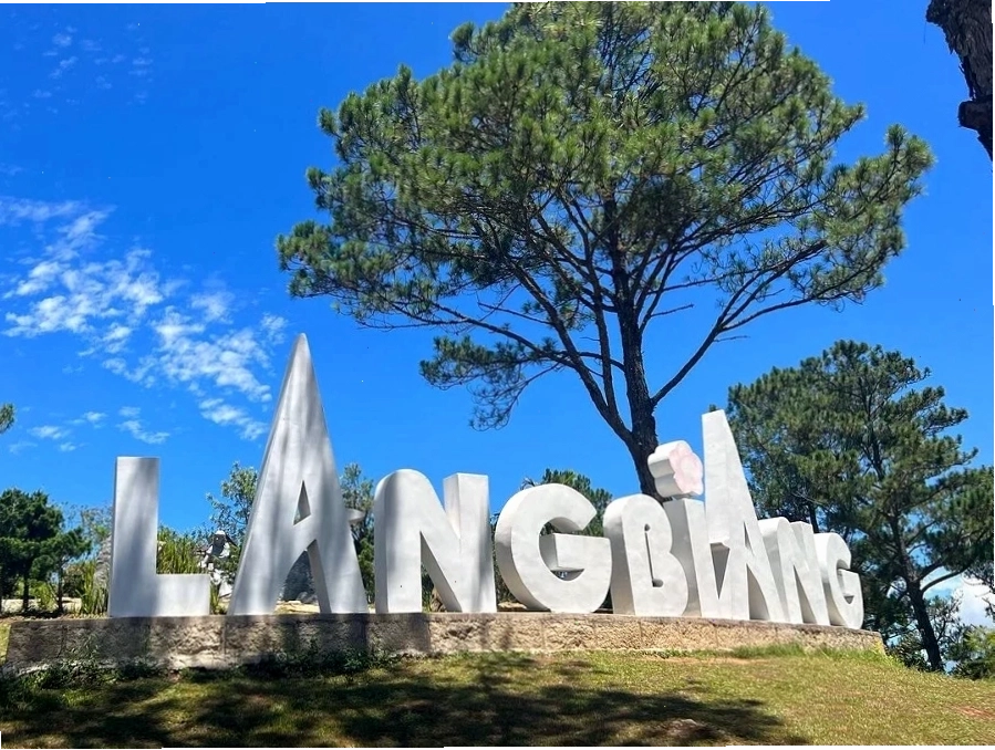 Toàn cảnh hùng vĩ của đỉnh Langbiang Đà Lạt nhìn từ xa