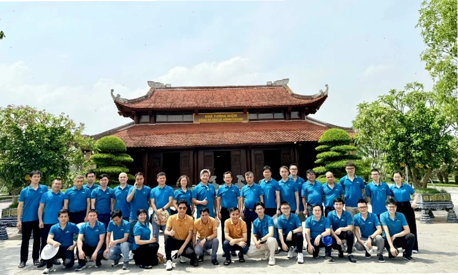 Toàn cảnh Núi Hồng Lĩnh nhìn từ xa với cảnh quan xanh mát