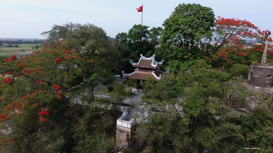 Toàn cảnh Núi Non Nước hùng vĩ nhìn từ xa với dòng sông Vân uốn lượn