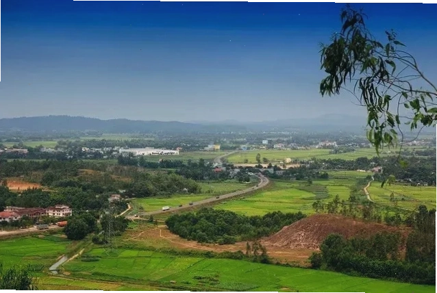 Toàn cảnh núi Thiên Thai nhìn từ xa với khung cảnh thiên nhiên hùng vĩ