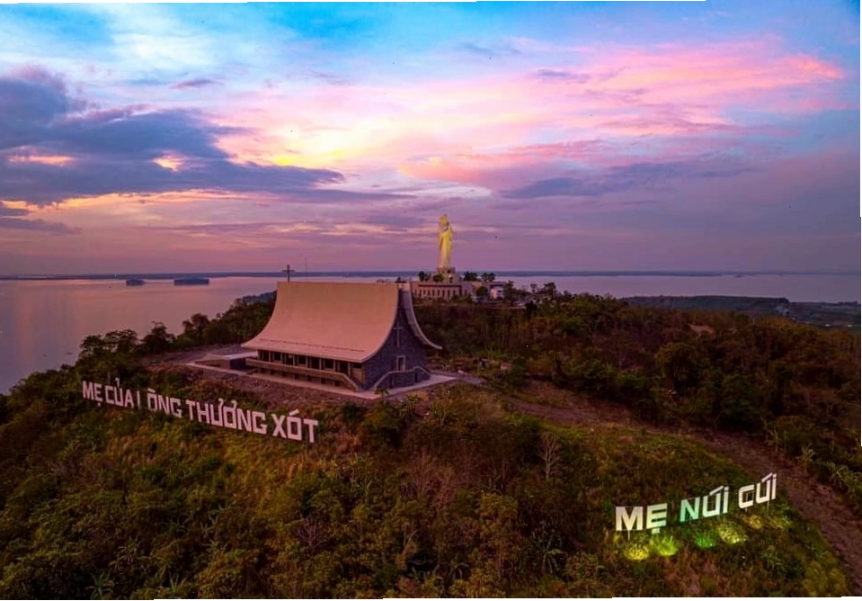 Toàn cảnh tượng Đức Mẹ Maria uy nghiêm tại Đức Mẹ Núi Cúi