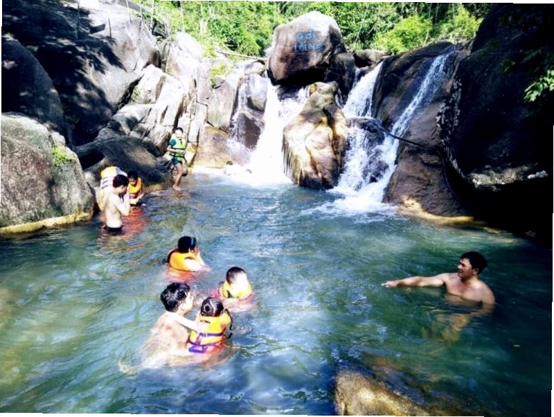 Trải nghiệm tắm suối thư giãn tại Suối Tiên Núi Dinh