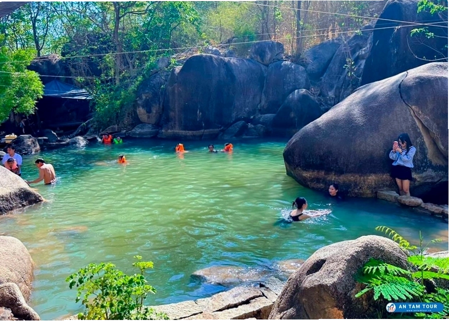 Trải nghiệm tắm suối thư giãn tại Suối Tiên Núi Dinh