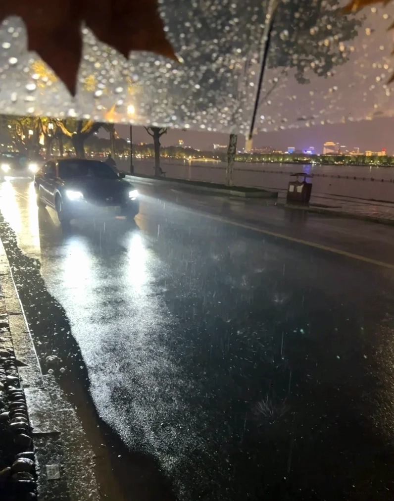 Tranh tô màu phong cảnh thành phố dưới mưa