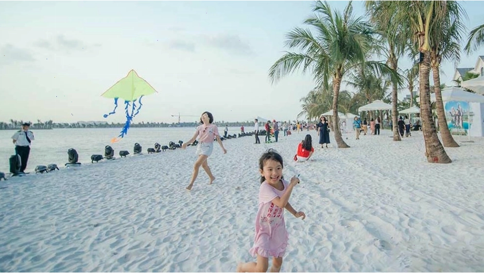 Trẻ em vui chơi tại khu vực nhà hơi của công viên biển