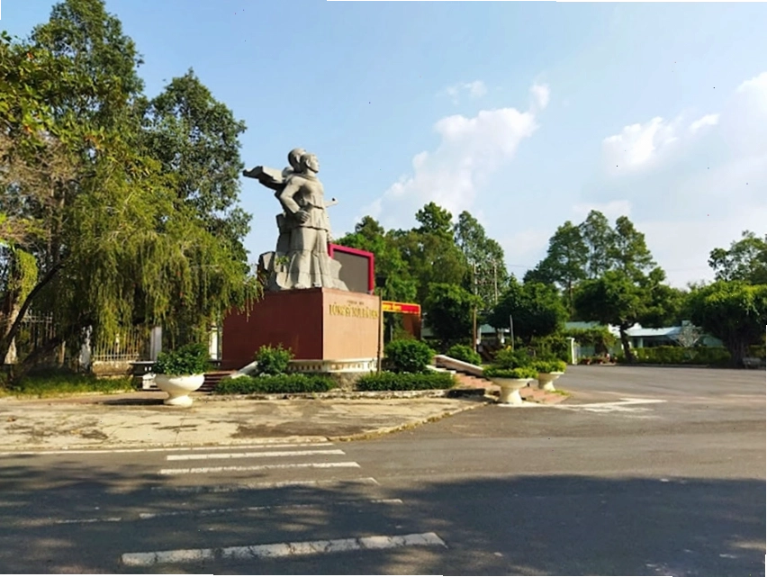Tượng đài Dũng sỹ Núi Bà Đen sừng sững tại chân núi
