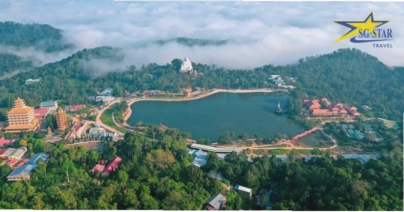 Tượng Phật Di Lặc uy nghiêm trên đỉnh Núi Cấm