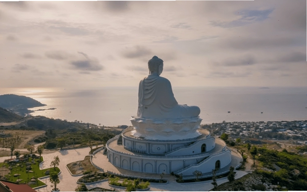 Tượng Phật Thích Ca Mâu Ni cao 69m tại Chùa Ông Núi