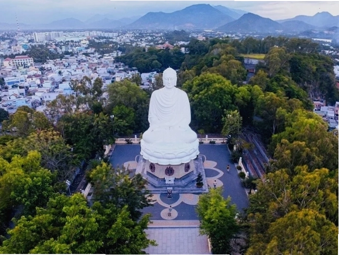 Tượng Phật trắng uy nghi tại Chùa Long Sơn, Nha Trang