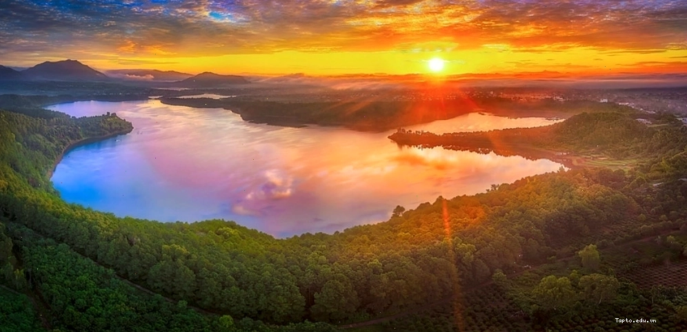 Vẻ đẹp hoàng hôn trên Biển Hồ T'Nưng