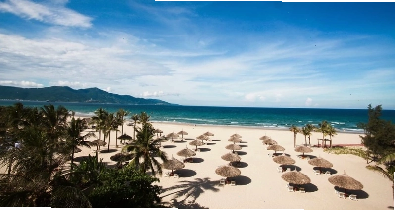Vẻ đẹp thơ mộng của bãi biển Non Nước Đà Nẵng với bờ cát trắng và làn nước trong xanh