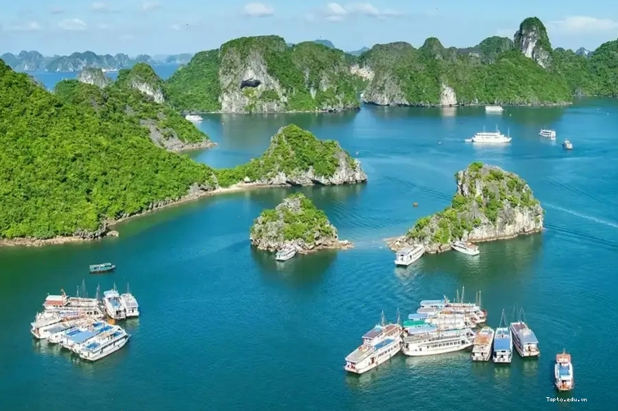 Vịnh Hạ Long nhìn từ trên cao với các hòn đảo đá vôi kỳ vĩ