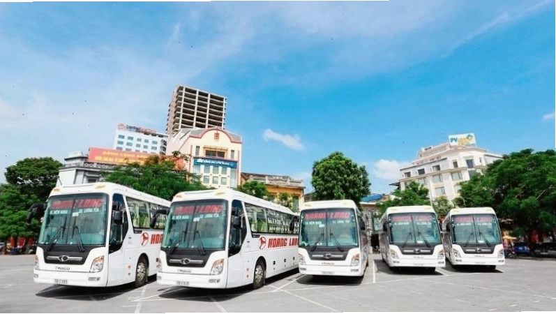 Xe khách di chuyển trên đường cao tốc tới Thái Nguyên