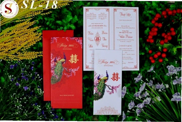 Thiệp cưới màu đỏ truyền thống phối hợp hình chibi