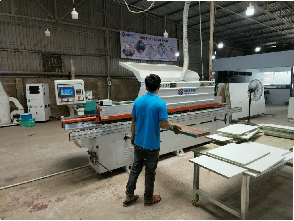 Trang bị đầy đủ các thiết bị máy móc hiện đại sản xuất nội thất