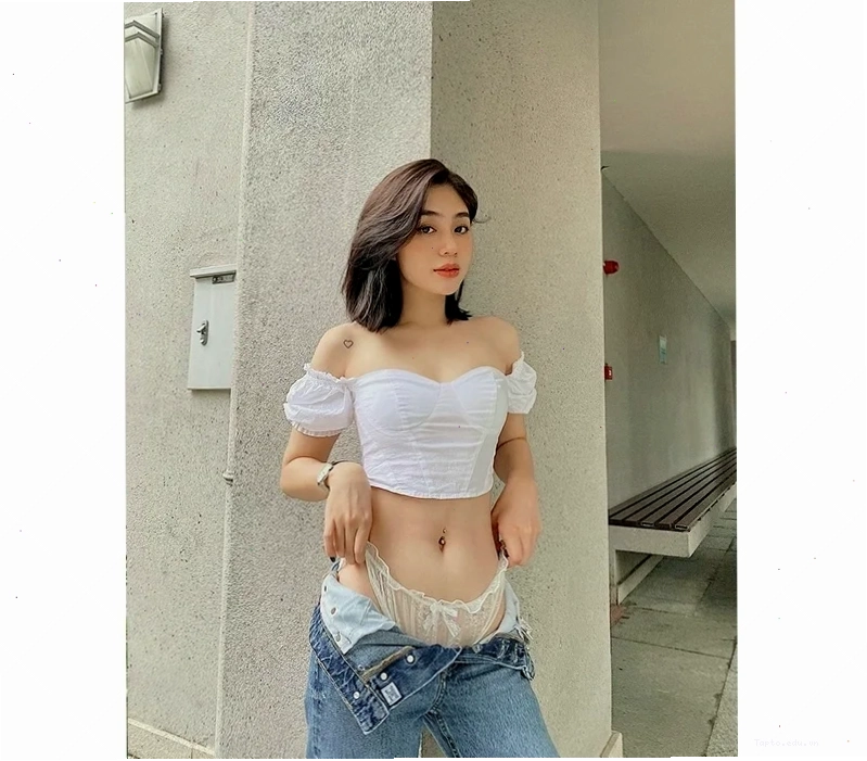 Cô gái khoe eo thon nhỏ đầy quyến rũ