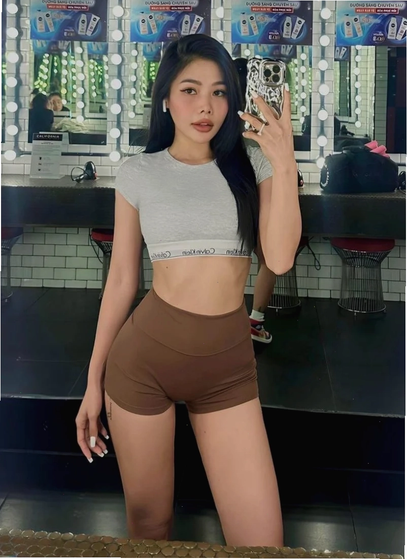 Cô gái xinh khoe eo thon nhỏ đầy thu hút