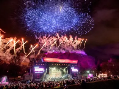 Hòa mình không khí sôi nổi của lễ hội Hogmanay Scotland