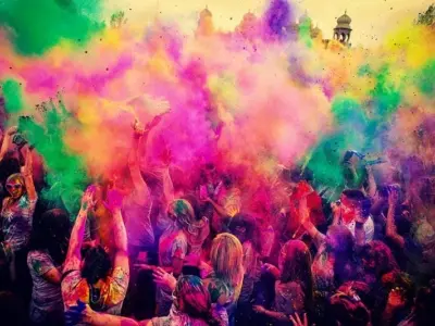 Hòa mình vào lễ hội Holi rực rỡ niềm vui và tình đoàn kết