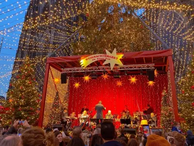 Lễ hội Cologne Carnival sắc màu rực rỡ bên dòng sông Rhine