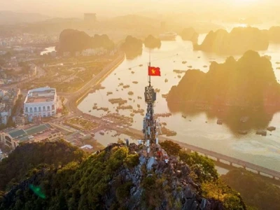 Khám Phá Núi Bài Thơ Hạ Long Biểu Tượng Lịch Sử và Cảnh Quan